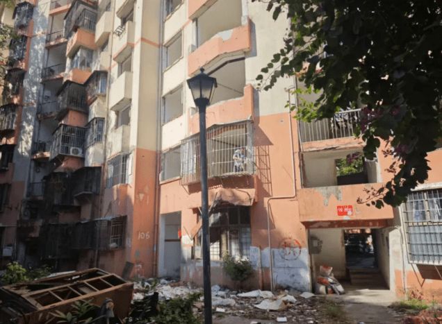 深圳一旧改项目安置费停发半年，有居民选择搬回30年前的老房子！当地回应：开发商部分银行账户被冻结