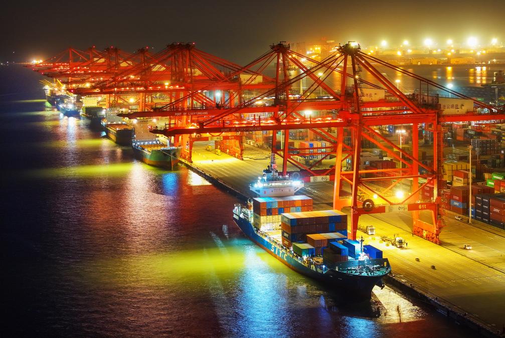 2024年12月14日晚拍摄的江苏省连云港港集装箱码头(无人机照片)。新华社发(王健民摄)