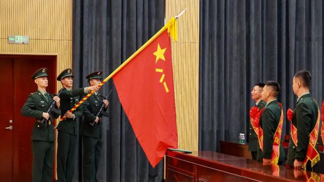 难说再见！冬季退伍老兵依依告别军营