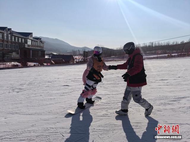 吉林冰雪产业升温 高校毕业生投身滑雪新岗位