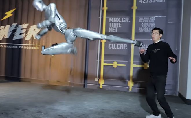 宇树科技人形机器人H2腾空侧踢空中回旋倒立踢惊艳亮相